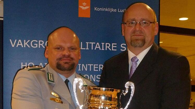 Unser Bild zeigt Frank Otter (links) und Dietmar Gleisle mit dem Siegerpokal.  Foto: privat