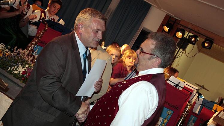 Für seine 25-jährige Funktionsträgerarbeit im Musikverein Steinbach am Wald wurde Ewald Fehn(rechts) vom Kreisvorsitzenden des NMB, Wolfgang Müller ausgezeichnet.