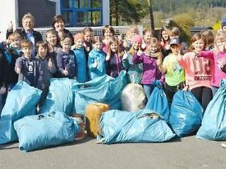 Die Schüler der Grundschule Stockheim waren unterwegs zur Müllsammelaktion und reinigten Straßenränder und Flur von Müll. Die prallgefüllten Müllsäcke wurden von der Gemeinde mit einem Spezialtransporter entsorgt. Mit den kleinen Umweltschützern, die sich Hoffnung auf den Titel Umweltschule machen, sind mit im Bild Bürgermeister Rainer Detsch und Rektorin Astrid Kestel (hinten Mitte). Foto: Karl-Heinz Hofmann
