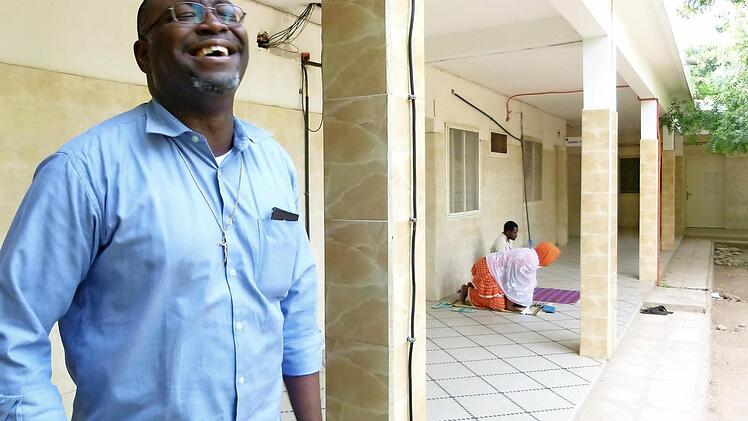 Grund zur Freude: Frater Brice Luc Ouendo im Innenhof des Hospitals St. Jean de Dieu.