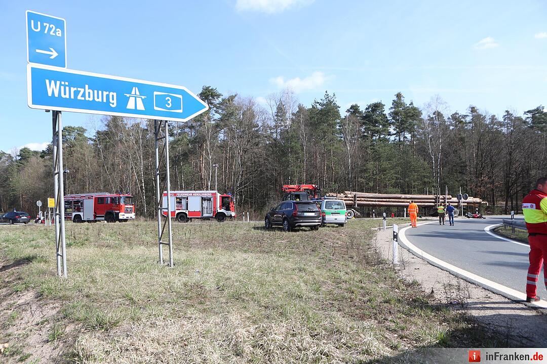 Motorradfahrer rutscht unter Lastwagen