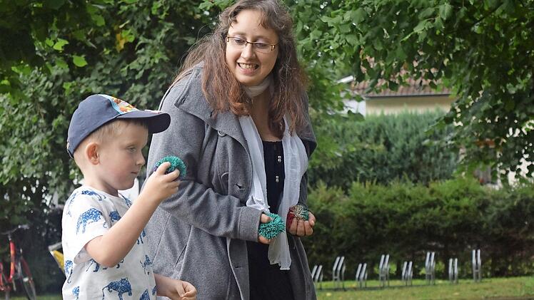 Valentin macht bei den spannenden Spielen des Kindergartens "Kindernest" mit. Foto: Daniela Pondelicek