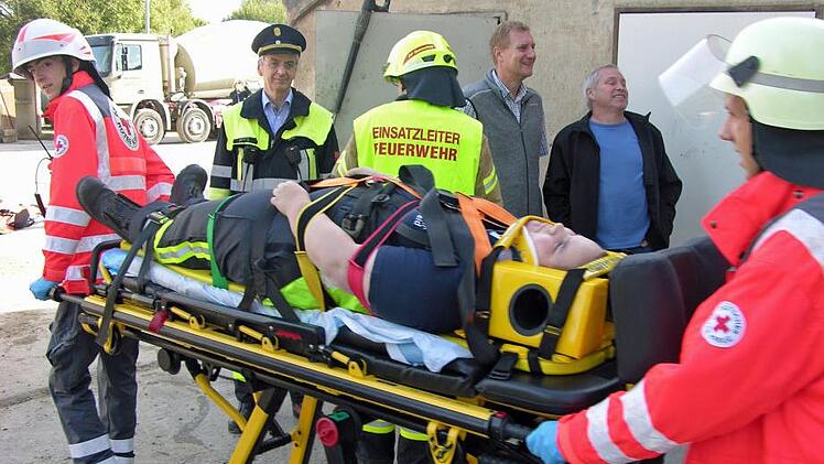 KBI Zapf verfolgt die Patientenübergabe. Foto: Klaus Oelzner