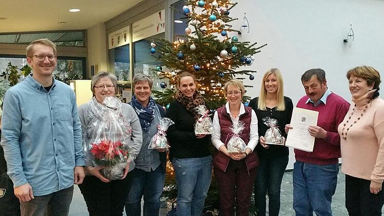 Ehrungen von Dienstjubilaren und eine Verabschiedung in den Ruhestand gab es bei der Stadt Bad Brückenau (von links): Peter Karl (stellvertretender Personalratsvorsitzender), Blanka Vogt, Elisabeth Kinalele, Jennifer Schelletter, Daniela Werner, Christine Kleinheinz, Gebhard Betz und Bürgermeisterin  Brigitte Meyerdierks. Nicht anwesend waren Oksana Schwindt, Christine Hahn und Margarete Breitenbach. Foto:  Silvia Reinelt