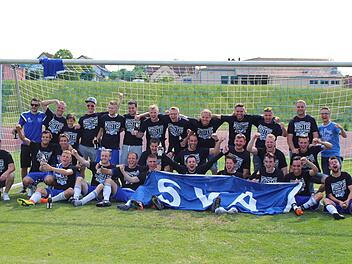 Als Meister der A-Klasse Rhön 1 zurück in der Kreisklasse: Unser Bild zeigt den SV Aura mit (hinten, von links) Marco Schmitt, Christof Sauer, Finn Manninger, René Falkenstein, Fabian Illig, Benedikt Schlereth, Patrick Falkenstein, Klaus Lippert, Daniel Sauer, Nico Kaiser, Niklas Graser, Ulli Kaiser und André Arheidt sowie (vorne, von links) Thomas Gessner, Dominik Graser, Lukas Baldauf, Marcel Kaiser, Sascha Graser, Florian Schießer, Bernd Veth, Philipp Kaiser, Sebastian Schölzke, Malte Förs...
