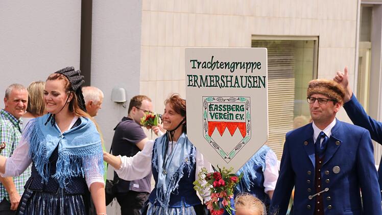 Bunte Farbtupfer setzte die Trachtengruppe aus dem Nachbarort Ermershausen.Helmut Will