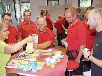 Nicht nur Raucher, Sportler und Schwangere brauchen mehr Magnesium, als die Nahrung oft hergibt. Von Margit Stäbler erfuhren die Schaeffler-Mitarbeiter, dass man auch bei Konzentrationsstörungen, Nervosität oder Muskelverspannungen mal nach dem Magnesium-Spiegel schauen sollte.  Foto: Sabine Weinbeer