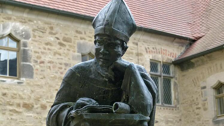 Chronist Thietmar von Merseburg - hier als neuzeitliche Figur im Kreuzgang des Merseburger Doms - war ein Zeitgenosse von Heinrich II. und Kunigunde. Fotos: Marion Krüger-Hundrup