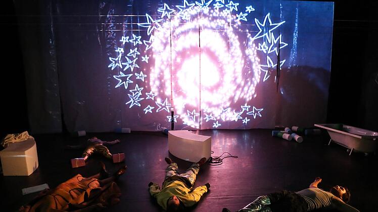 Szene aus "4.48 Psychose" im Coburger Theater in der Reithalle Foto:  Henning Rosenbusch