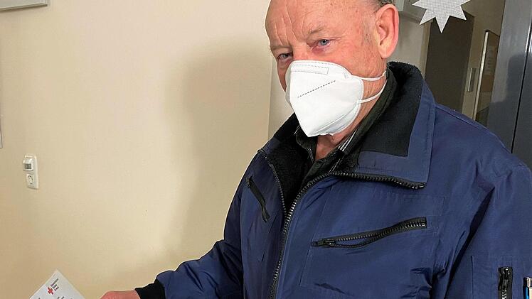 Rudolf Koch hält seine Bestätigung über ein negatives Ergebnis des Schnelltests in Händen. Damit kann er nun bei Vorlage im Heim seine Ehefrau besuchen