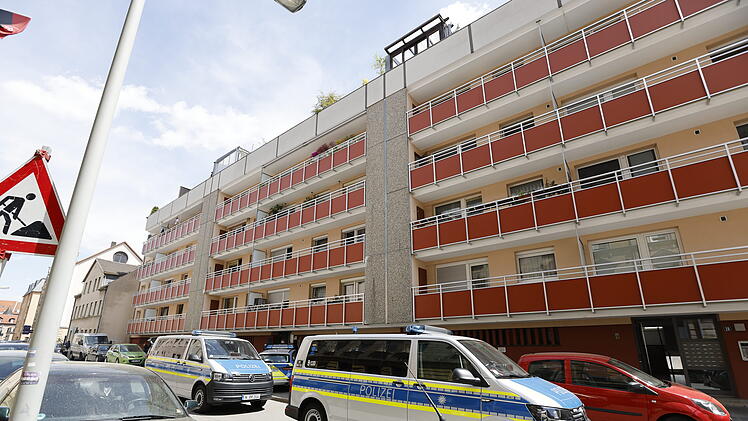 SEK-Einsatz in N&uuml;rnberg: Mann verschanzt sich in Wohnung - Polizei riegelt Gegend ab