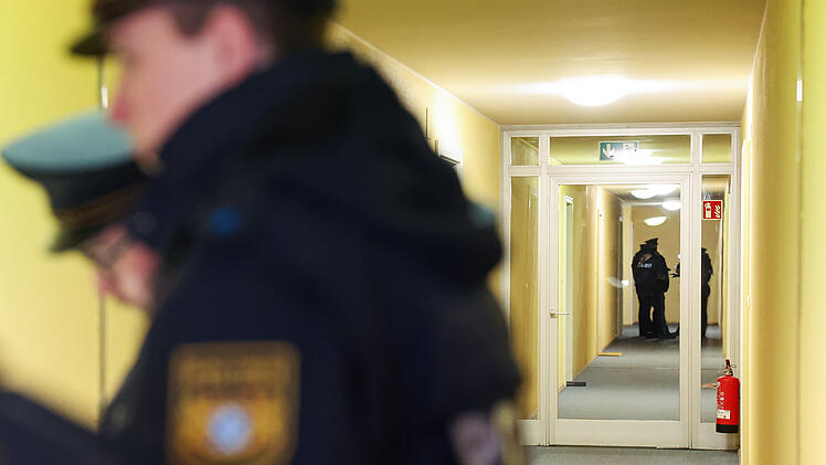 Feuerl&ouml;scher-Wurf aus N&uuml;rnberger Hochhaus - Polizei befragt Anwohner