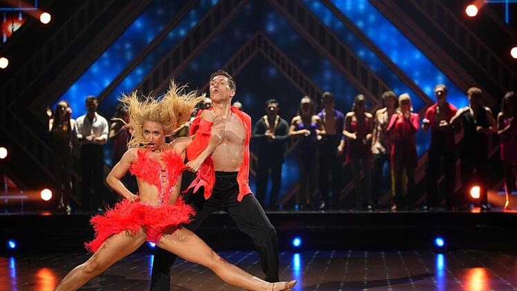 Mit Kathrin Menzinger und Christian Polanc treffen zwei Legenden aufeinander. Sie brillieren beim Quickdance-Battle mit einer Slowmotion-Hebefigur und schnellen Bewegungen.