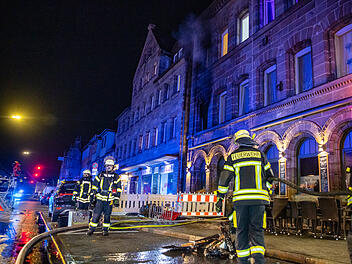 24-Jähriger springt bei Zimmerbrand aus dem Fenster: Flammen schlagen aus Mehrfamilienhaus