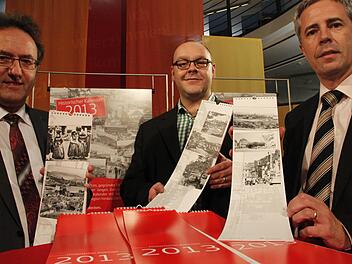Sparkassenchef  Dr. Ewald Maier, Drucker Frank Streit und Vorstandsmitglied Harald Reinsch präsentieren die neuen Kalender.  Foto: Andreas Oswald