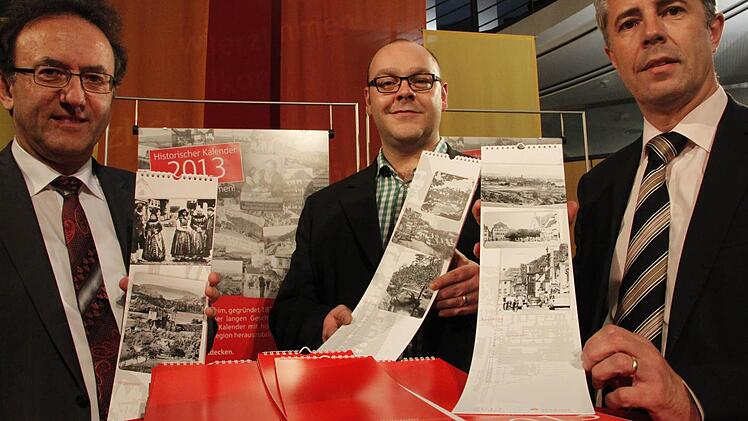 Sparkassenchef  Dr. Ewald Maier, Drucker Frank Streit und Vorstandsmitglied Harald Reinsch präsentieren die neuen Kalender.  Foto: Andreas Oswald