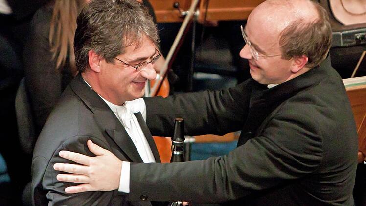 Roland Kluttig beglückwünscht den Solisten Edgar Eichstädter.