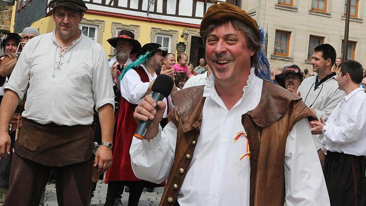 Oberbräumeister Thomas Kaiser moderierte den Viertelmeisterlauf und sorgte für die Sicherheit des Publikums.