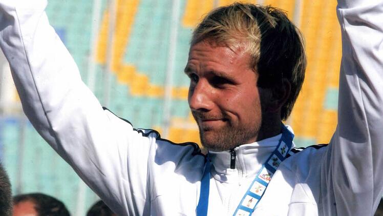 Mit der Bronzemedaille um den Hals genießt André Zapf die Siegerehrung im Stadion in Sofia.