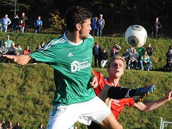 Die Körpersprache stimmt hier beim Zweikampf des Riedenberger Spielführers Benedikt Carton (links) gegen Tobias Bold vom FC Fuchsstadt. Das Ergebnis aber nicht. Foto: ssp
