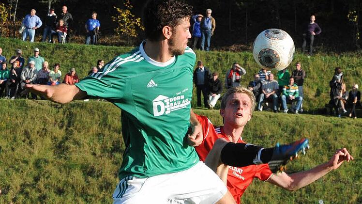 Die Körpersprache stimmt hier beim Zweikampf des Riedenberger Spielführers Benedikt Carton (links) gegen Tobias Bold vom FC Fuchsstadt. Das Ergebnis aber nicht. Foto: ssp