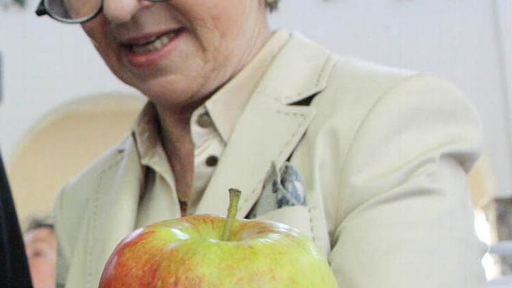 Vorsitzende Eva Maria Roer schätzt den guten alten Apfel. Foto: Ralf Ruppert