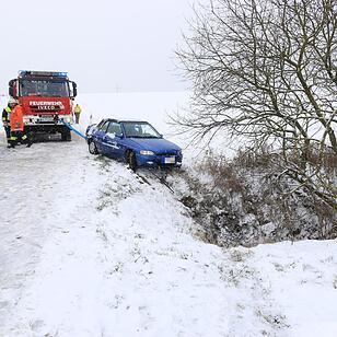 Auto ruscht bei Amlingstadt in den Graben