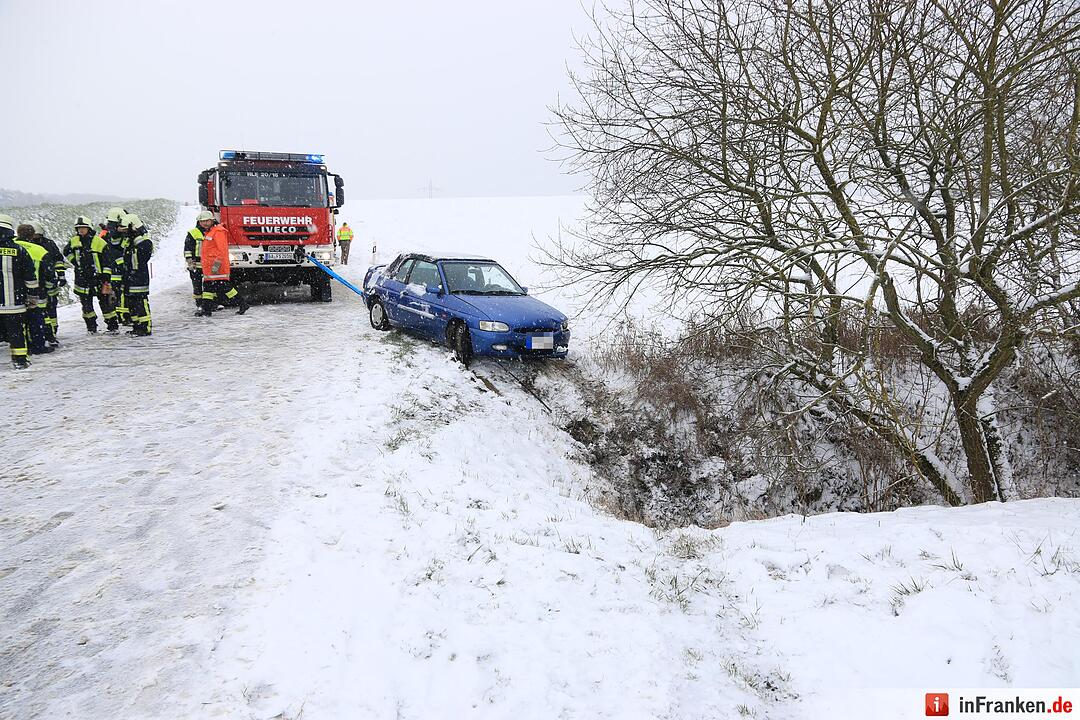 Auto ruscht bei Amlingstadt in den Graben