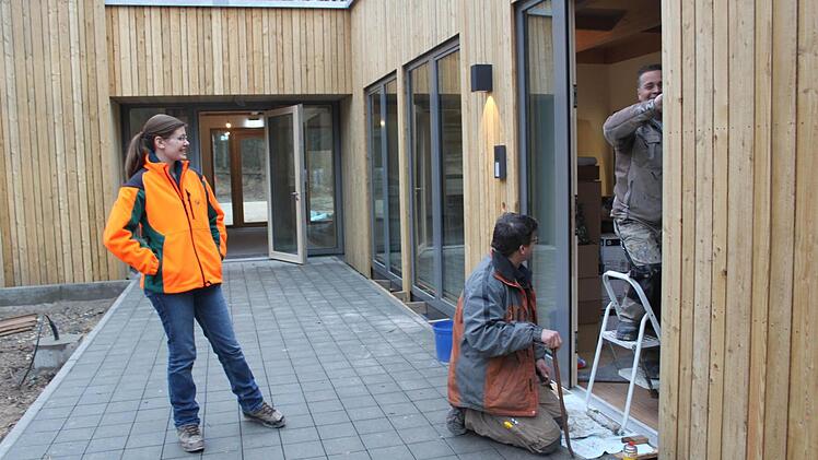 Miriam Langenbucher ist von Handwerkern umgeben.Foto: Anette Schreiber