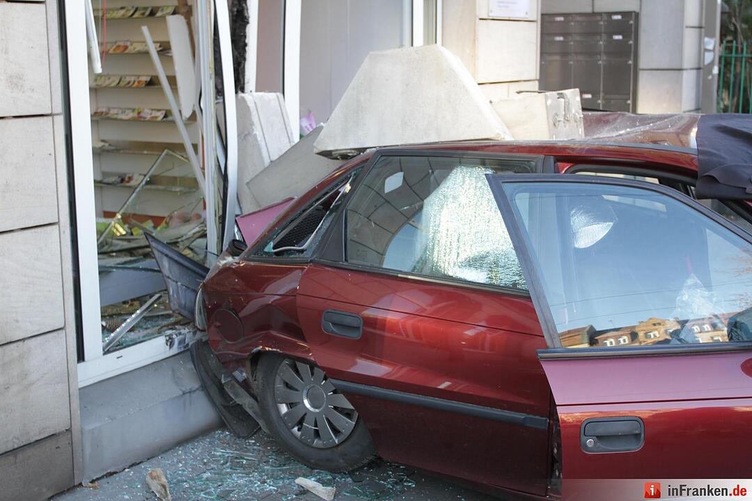 Auto kracht rückwärts in Reformhaus