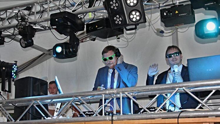 Bürgermeistersessel mit Musikbühne getauscht. Als DJs betätigten sich (von rechts) Bürgermeister Wolfram Thein und Bürgermeister Martin Mittag. Foto: Helmut Will