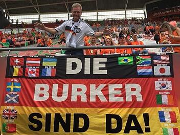 Schon das Auftaktspiel der Frauenfußball-EM ließ sich Edmund Kainer nicht entgehen und sah in Utrecht den 1:0-Sieg der Niederlande gegen Norwegen. Am Freitag wird die Burker Fahne auch im Stadionrund von Tillburg zu sehen sein, wenn die deutsche Mannschaft gegen Italien spielt. Foto: privat