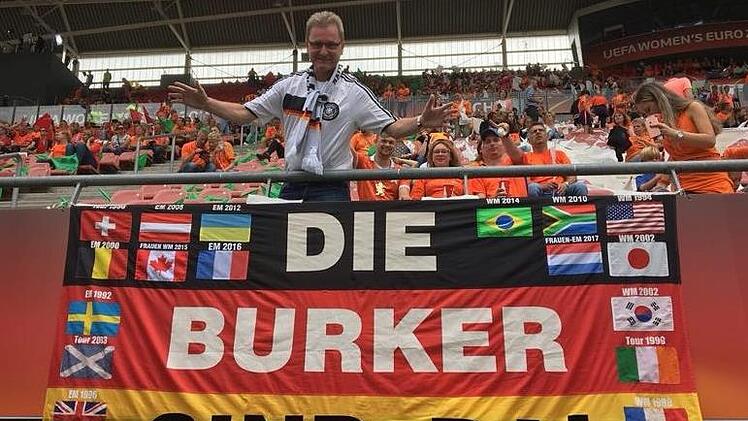 Schon das Auftaktspiel der Frauenfußball-EM ließ sich Edmund Kainer nicht entgehen und sah in Utrecht den 1:0-Sieg der Niederlande gegen Norwegen. Am Freitag wird die Burker Fahne auch im Stadionrund von Tillburg zu sehen sein, wenn die deutsche Mannschaft gegen Italien spielt. Foto: privat