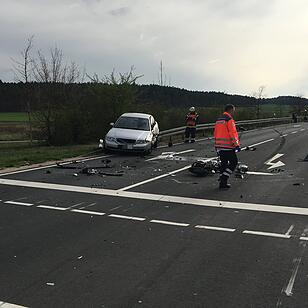 Tödlicher Unfall bei Zirndorf: Motorradfahrer stirbt nach Kollision mit Polizeiauto