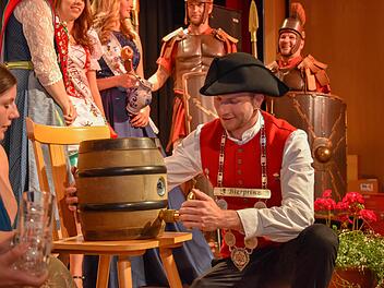 Ein Bierfass anstechen, das ist natürlich eine Grundqualifikation für einen Bierprinzen - notfalls auch mit der bloßen Hand, wie hier beim Apfelblütenfest in Südtirol.Rene Koppold