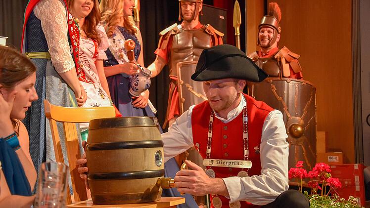 Ein Bierfass anstechen, das ist natürlich eine Grundqualifikation für einen Bierprinzen - notfalls auch mit der bloßen Hand, wie hier beim Apfelblütenfest in Südtirol.Rene Koppold