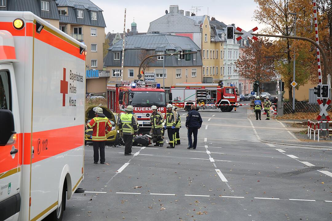 Vier Personen nach Kreuzungsunfall verletzt