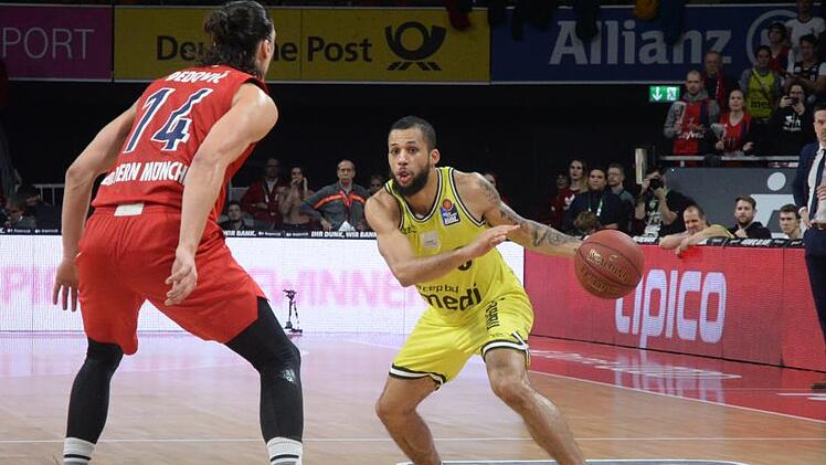 Kassius Robertson gegen Nihad Djedovic.  Foto: Peter Mularczyk