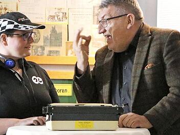 Wie wenig einem bei einer defekten Schreibmaschine in einem modernen Shop für Büromaschinen geholfen wird, davon handelte der Sketch von Magdalena Gareis und Wolfgang Hoderlein. Foto: Klaus Klaschka