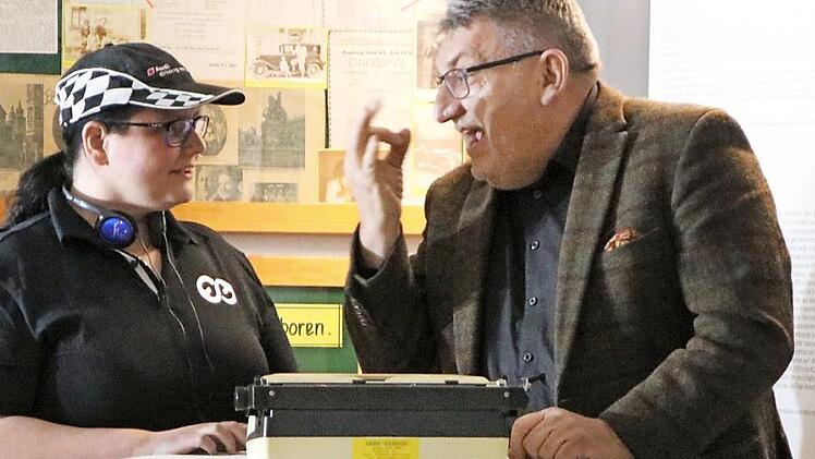 Wie wenig einem bei einer defekten Schreibmaschine in einem modernen Shop für Büromaschinen geholfen wird, davon handelte der Sketch von Magdalena Gareis und Wolfgang Hoderlein. Foto: Klaus Klaschka