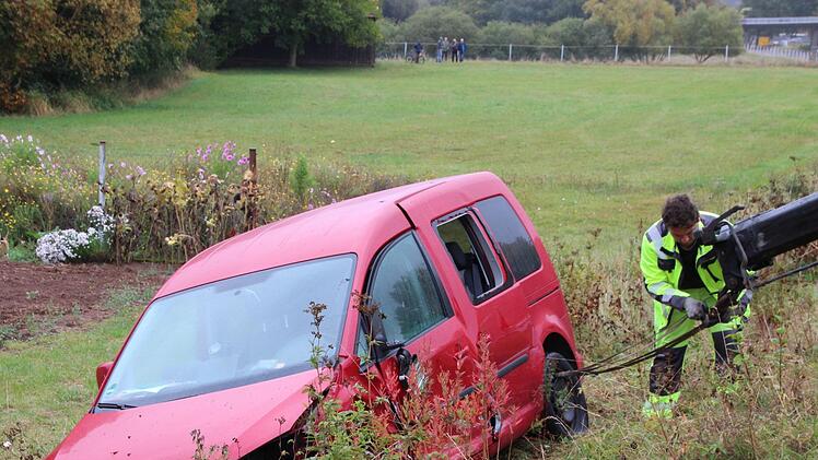 Aufräumarbeiten an der Unfallstelle bei Albertshausen. Foto: Benedikt Borst