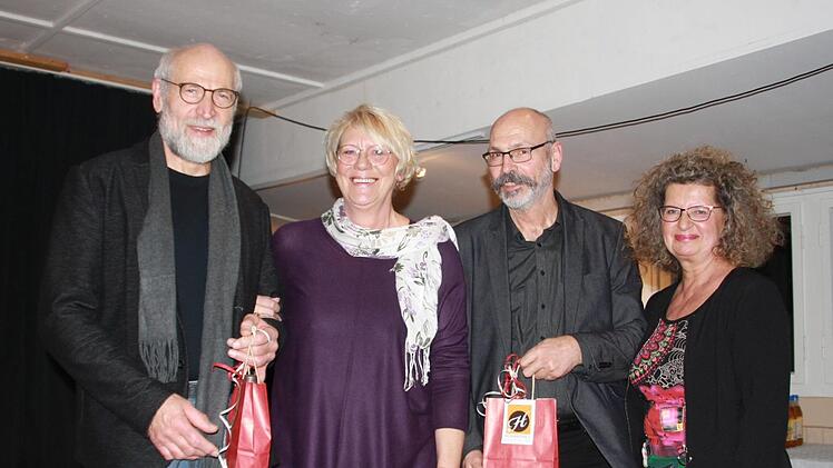 Großer Dank geht an die "Klobauer" Ralf Tischbirek (links) und Klaus Heinle. Vereinsvorsitzende Cornelia Borowski (Zweite von links) und ihre Stellvertreterin Karin Ott würdigen auch  alle anderen Helfer. Foto: Ulrike Müller