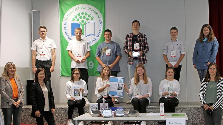 Das erfolgreiche Team der Schülerfirma "D!Box" mit Vertretern der Schule (vordere Reihe von links): Schulrätin Susanne Vodde, Realschuldirektorin Manuela Küfner, Maxi Boczar, Marie Kretschmer, Marie Adam, Emily Göppner und Betreuungslehrerin Susanne Müller; hintere Reihe von links: Silas Karden, Simon Schlee, Lorenz Jäger, Dennis Strohhöfer, Philipp Muth und die Betreuungslehrerin Marion Dirscherl.