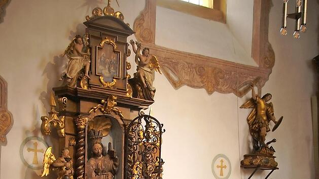 Georg Schlaug h&auml;lt die Andacht vor dem Gnadenbild des hl. Salvator in der Hollfelder Salvator-Kirche.