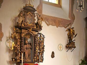 Georg Schlaug hält die Andacht vor dem Gnadenbild des hl. Salvator in der Hollfelder Salvator-Kirche.