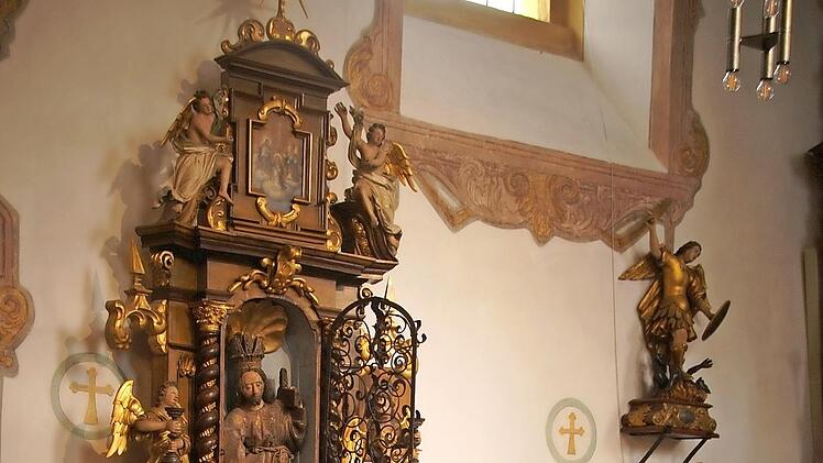 Georg Schlaug hält die Andacht vor dem Gnadenbild des hl. Salvator in der Hollfelder Salvator-Kirche.