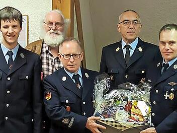 Für 40 Jahre aktiven Dienst wurde Helmut Sack ausgezeichnet. Im Bild von links Kommandant Fabian Einwag, Bürgermeister Veit Pöhlmann, Helmut Sack, KBI Siegfried Zillig und Vorsitzender Uwe Ganzleben