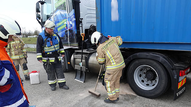 Vermeintlicher Gasaustritt im Haßfurter Hafen: Flüssigkeit tropft aus Lastwagen