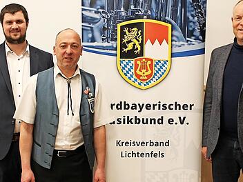 Über den guten Besuch bei der Kreisversammlung des NBMB freuen sich (v. l.) Kreisvorsitzender Florian Zapf, der Vorsitzende des Musikverein Uetzing-Serkendorf Tino Bechmann sowie der Vizepräsident des NBMB und stellv. Bezirksvorsitzender Helmut Sc...