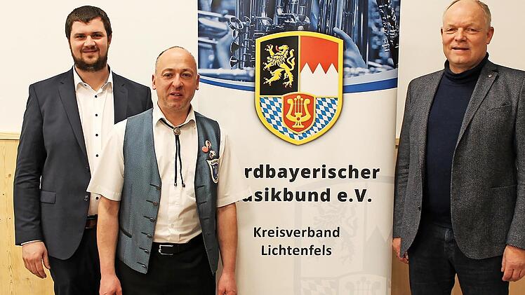 Über den guten Besuch bei der Kreisversammlung des NBMB freuen sich (v. l.) Kreisvorsitzender Florian Zapf, der Vorsitzende des Musikverein Uetzing-Serkendorf Tino Bechmann sowie der Vizepräsident des NBMB und stellv. Bezirksvorsitzender Helmut Sc...